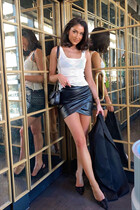 Fille vénézuélienne paola de caracas avec Noirs cheveux 22 ans photo-1