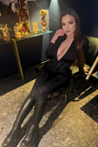 Girl from new york sofia with Light Brown hair age 23 photo-1