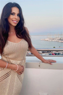 Jolie fille andrea de carloforte avec Brunette cheveux, âge 27