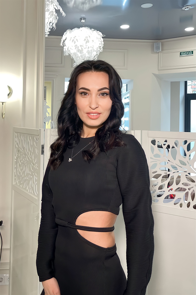Beautiful Elena (40 y.o.) from London with Black hair - ID 608587