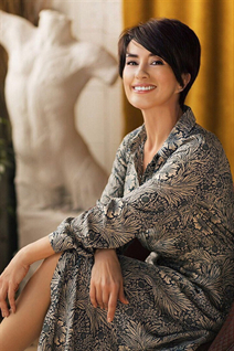 Dating ukrainian woman eleonora from kiev with Dark Brown hair age 54