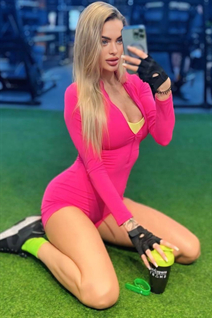 Jolie fille elena de astana avec Blond cheveux, âge 38