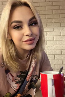 Hermosa chica ucraniana alina de chernigov con pelo Rubio y edad 26