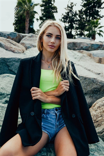 Date Ukrainian women anna from kharkov with Blonde hair age 30