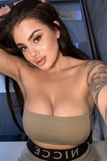 Jolie fille ukrainienne polina de kiev avec Brunette cheveux, âge 22
