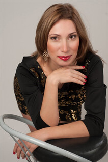 Russian hot lady anna from saint-petersburg with Dark Brown hair age 45