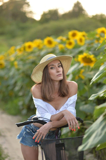 Ukrainian bride katia from rivne with Dark Brown hair age 37