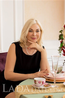 Ukraine women online lora from saint-petersburg with Blonde hair age 58