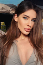 Hermosa mujer ucraniana yelyzaveta de kiev con pelo Marrón oscuro y edad 27