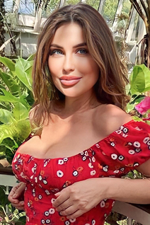 Bride from paris karina with Light Brown hair age 32