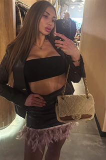 Jolie fille ukrainienne farida de kyiv avec Noirs cheveux, âge 33