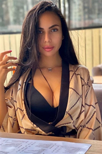Stunning Ukrainian woman mariam from irpin with Dark Brown hair age 27