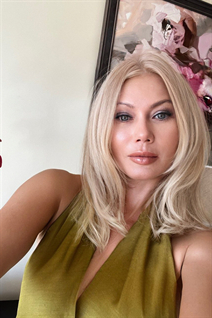 marbella mariée lilia avec Blond cheveux, âge 59