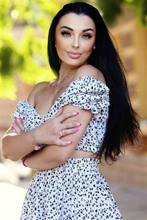 Hermosa novia ucraniana elena de london con pelo Negro y edad 42