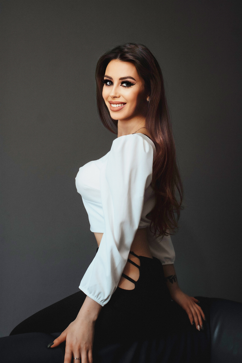 Beautiful Nicoleta (23 y.o.) from Floresti with Dark Brown hair - ID ...