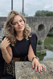 Femme parfaite anna de naples avec Blond cheveux, âge 32