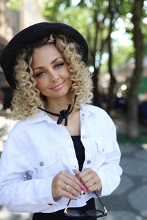 Fille ukrainienne nataliia de odesa avec Chatain clairs cheveux, âge 45