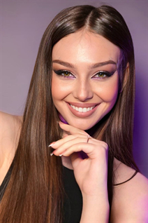 Hermosa mujer ucraniana alexandra de kropivnitskiy con pelo Marrón claro y edad 20