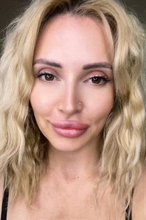 Dame d'Ukraine victoria de odessa avec Chatain clairs cheveux, âge 38