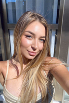 almere bride veronica with Blonde hair age 31 photo-8