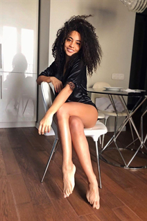 Saliendo con mujer ucraniana opara de kyiv con pelo Negro y edad 28