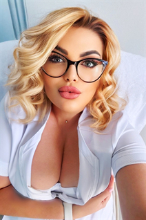 Chica rumana karina de bucharest con pelo Rubio y 38 años