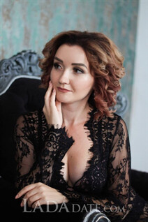 Blonde russe chaude yana de nikolaev avec Marron foncé cheveux, âge 26