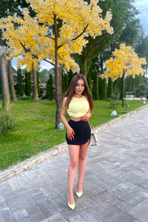 Dame d'Ukraine ilona de san francisco avec Chatain clairs cheveux, âge 26