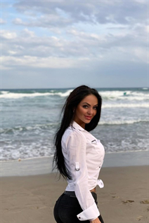 Stunning Russian woman anastasia from paris with Dark Brown hair age 37