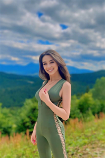 Belle mariée ukrainienne kateryna de lviv avec Brunette cheveux, âge 23