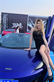 Novia de yiwu irina con pelo Marrón oscuro y edad 24