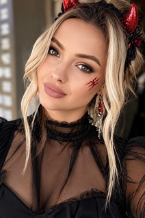Belle fille roumaine anna de brasov avec Blond cheveux 34 ans