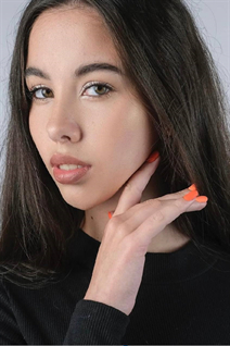 Mujeres hermosas de Ucrania liza de dnipro con pelo Marrón oscuro y edad 22