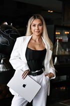 Mariée de paris elena avec Blond cheveux, âge 34 photo-48