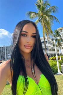 Femme parfaite maryna de hollywood avec Noirs cheveux, âge 31