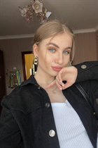 Fille célibataire ukrainienne yuliia de kyiv avec Chatain clairs cheveux, âge 21 photo-12