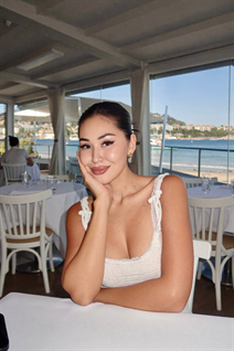 Fille de astana kamila aux cheveux Noirs, age 31