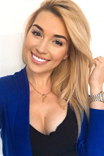 Fille de miami elena aux cheveux Blond, age 42