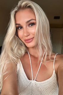 Femme parfaite aleksandra de marbella avec Blond cheveux, âge 30