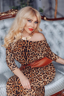 Single ukrainian lady lora from kharkiv with Blonde hair age 58