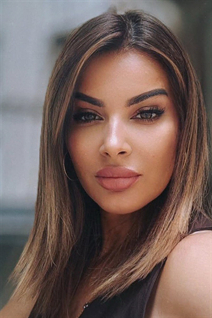 Mariée de belgrade ivana avec Brunette cheveux, âge 49