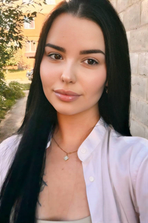 Ukrainian lady eleonora from kharkiv with Dark Brown hair age 19