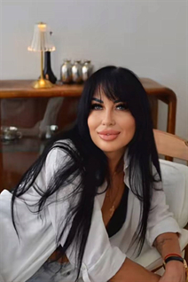 Jolie fille ukrainienne olga de nikolaev avec Noirs cheveux, âge 47