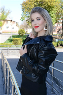 Date ukrainian julia from toronto with Blonde hair age 32