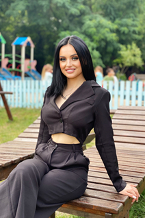 Épouse d'Ukraine uliana de zhytomyr avec Noirs cheveux, âge 21