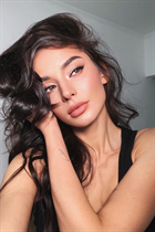 Mariée de rieka anastasia avec Brunette cheveux, âge 35