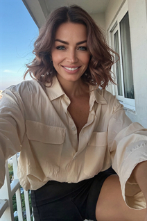Femme parfaite olga de ricadi avec Chatain clairs cheveux, âge 42