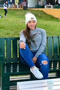 Order a woman online manuela from medellin with Black hair age 23