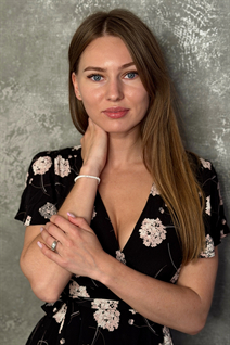 Esposa ucraniana alexandra de kyiv con pelo Marrón claro y edad 30