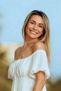 Girl from valencia alina with Light Brown hair age 43